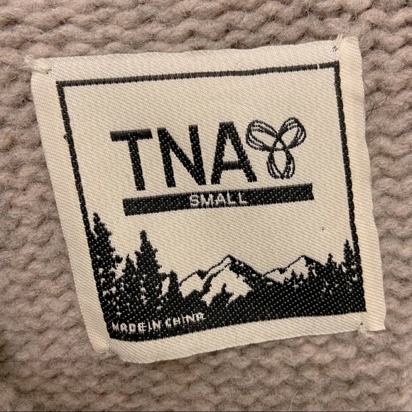 SOLD Aritzia TNA Zip-up Sweater - Picture 4 of 8